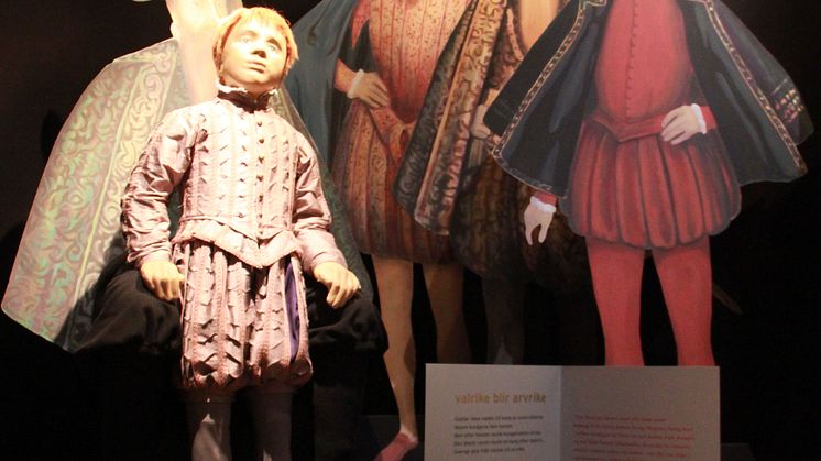 Lille hertig karl står framför sin pappa Gustav Vasa och sina storebröder. Som vuxen kommer han att bli en mäktig furste. Bild från utställningen "Fursten" i Kungstornet. 