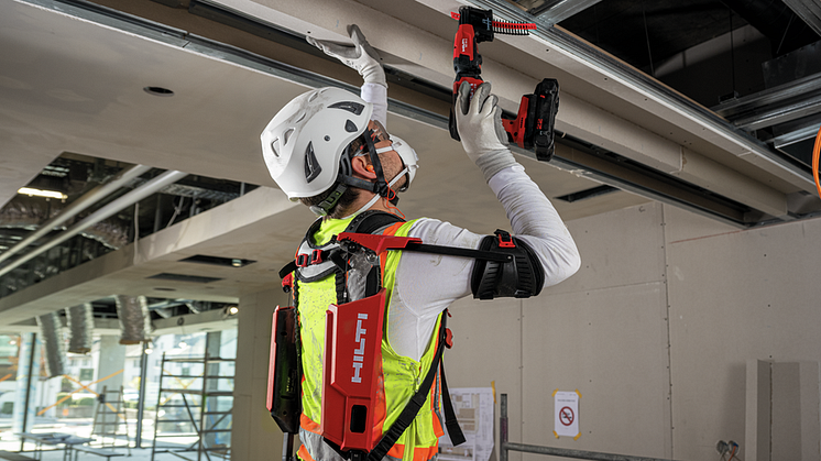 Hilti EXO-S eksoskeleton vähentää rasitusta kädet koholla työskenneltäessä