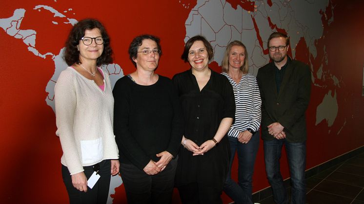 Karin Forslund Frykedal, Högskolan Väst, tillsammans med Louise Gazeley och Janet Boddy från Sussex och till höger ses Emma Sorbring och Martin Molin från Högskolan Väst.
