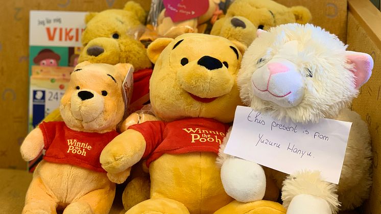 Instead of teddy bears on the ice - the Foundation for the Astrid Lindgren Children's Hospital in Stockholm is getting teddy bears delivered from all over the world. Photo: Sanna Murray-Salander.