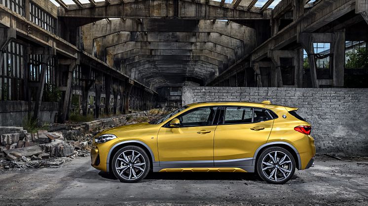 BMW X2, sivusta