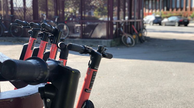 Elsparkcyklar är endast tillåtna i kollektivtrafiken så länge de är ihopfällda.