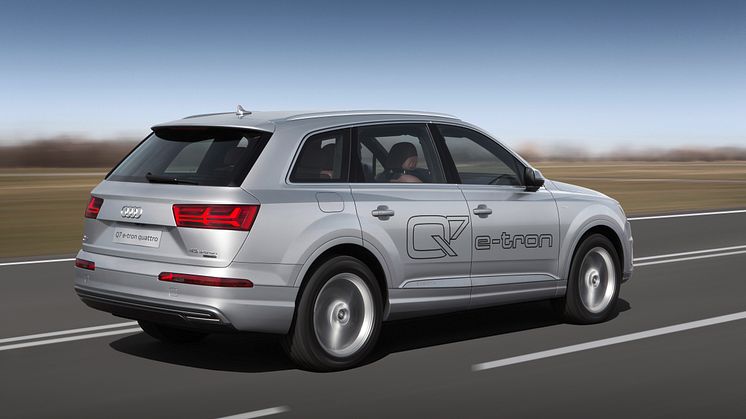 Audi Q7 e-tron 2.0 TFSI quattro (Asian market) rear dynamic