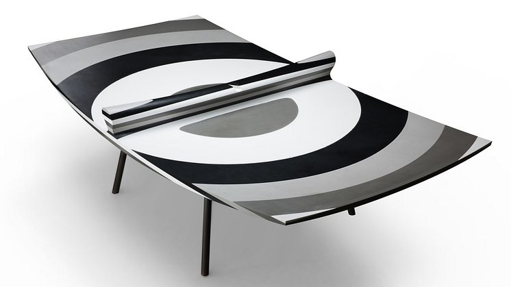 “10 LAYERS” är ett skulpturerat pingisbord utav Silestone®.