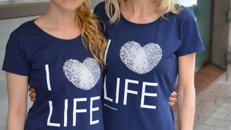 Anette Stubseid Sørensen og Møyfrid Balsnes har på seg årets "I love life"- t-skjorter. Foto: Susanne W. Ådlandsvik