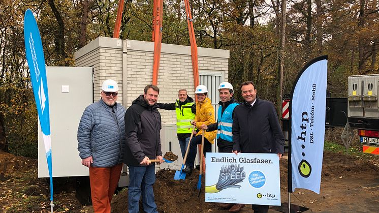 Spatenstich am PoP in der Wedemark: (v.l.) Stephan Klaus von Deutsche Glasfaser (DG), Bürgermeister Helge Zychlinski, htp-Ausbaumanager Ralf Jurgeit, Wirtschaftsförderin Antonia Hingler, Christian Fauland von DG, htp-Geschäftsführer Thomas Heitmann
