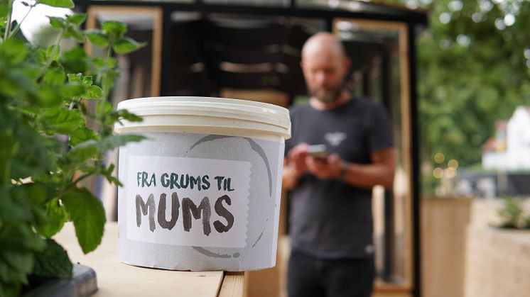 Bæredygtighed handler bl.a. om at genanvende og upcycle det, der er til overs, når kaffen er brygget og drukket. Kaffegrums er en værdifuld ressource, der kan bruges til både sundheds- og hudpleje, ernæring, gødning, møbler og emballage.
