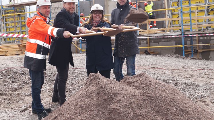 Fr.v.  Göran Lundström, VD Åhlin och Ekeroth, Anders Stjärnberg, VD HSB Östergötland, Cecilia Burenby kommunstyrelsens ordförande i Mjölby kommun,  Lars Bengtsson, tidigare styrelseledamot i HSB Östergötlands styrelse