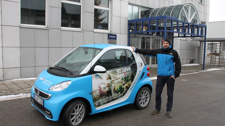 Foto: Mit dem „50 Jahre Jugend forscht E-Smart“ trifft das Patenunternehmen Bayernwerk ehemalige bayerische Preisträger, hier Lukas Kerner, und lässt diese das Elektroauto signieren.