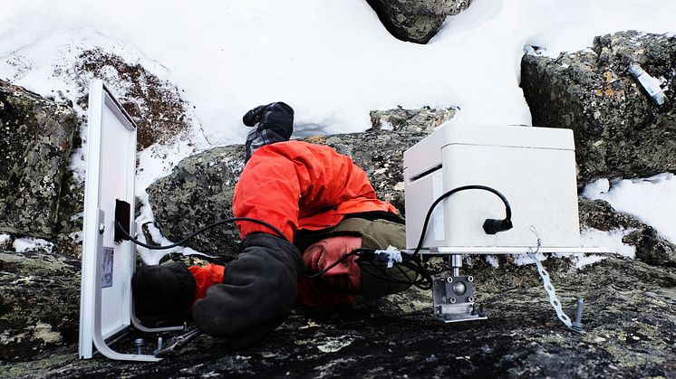Geolog Harald Øverli Eriksen i Multiconsult sjekker målinger i Troms.