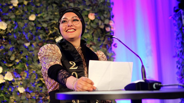 Nour Nweder, färdig maskiningenjör, får symbolisera alla glada och stolta studenter idag.