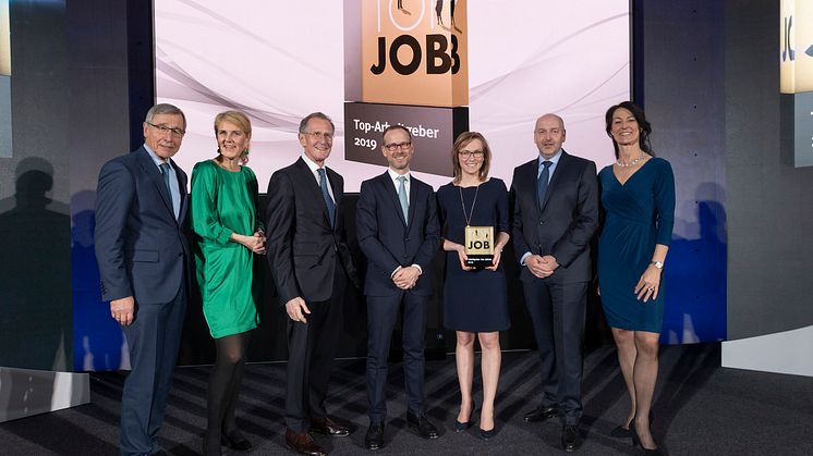 Top-Job-Preisverleihung 2019 mit Wolfgang Clement (TOP JOB-Mentor), Prof. Heike Bruch (wissenschaftliche Leitung), Prof. Dr. Bert Rürup (Jury-Mitglied), dem maihiro-Team u. Silke Masurat (GF zeag GmbH / Organisatorin) (v.l.n.r.). Bild: zeag GmbH