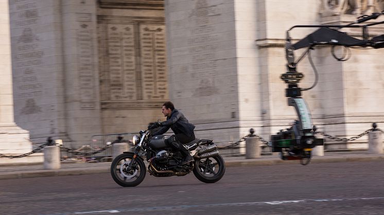 Tom Cruise under optagelserne på en BMW R NineT Scrambler