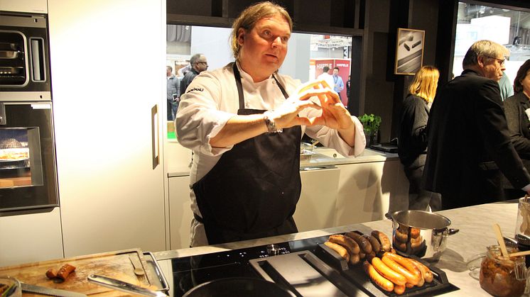 Kjendiskokk Bård Greni serverer gourmetpølser på Drømmekjøkkenet.