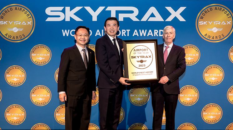 Mr Yam Kum Weng, EVP, Airport Development, Changi Airport Group (left) and Mr Lee Seow Hiang, CEO of Changi Airport Group (centre) receiving the Skytrax World's Best Airport Award from Mr Edward Plaisted, CEO of Skytrax (right)