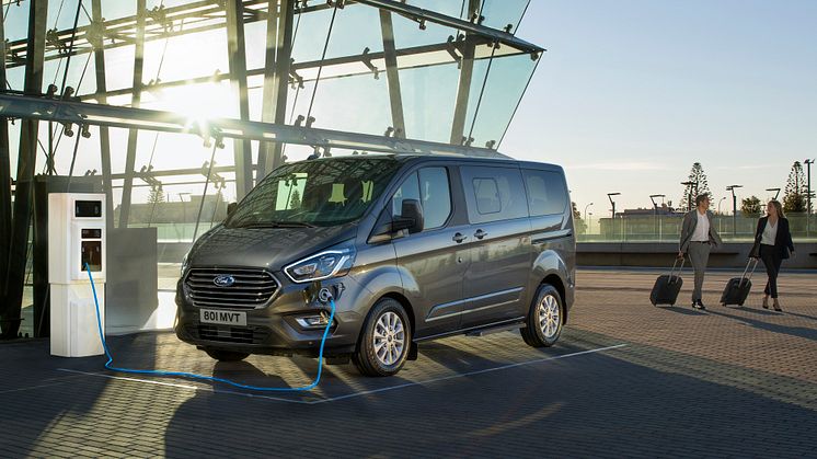 Verdenspremiere: 8-seters Ford Tourneo Custom ladbar hybrid 