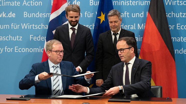 Håkon Haugli, CEO Innovation Norway, und Dr. Jochen Köckler, Vorsitzender des Vorstandes Deutsche Messe AG, unterzeichnen in Berlin das MoU zum Partnerland Norwegen.  