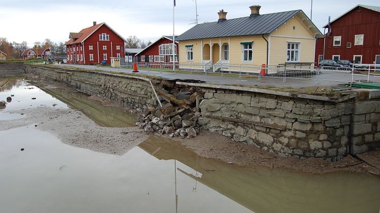 Kajen i övre hamnbassängen i Sjötorp efter raset i oktober
