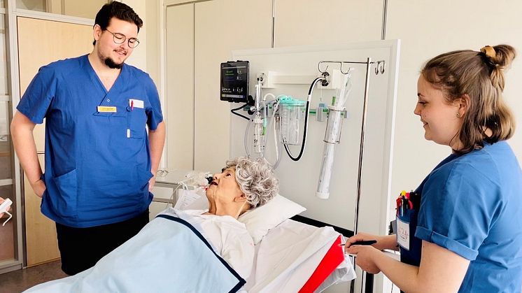 Sjuksköterskorna Jim och Frida vårdar "patienten" Anna under en simulering på Högskolan Väst. 