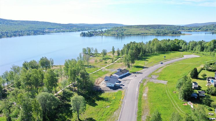 Lövudden ligger några tiotals meter från havet och någon kilometer från Härnösands centrum.