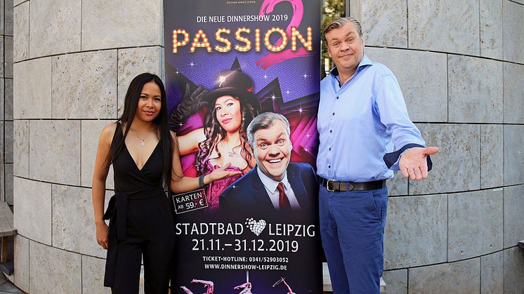 Sängerin Pavi De Mayo und Moderator Ramon Hopman - Dinnershow im Stadtbad Leipzig