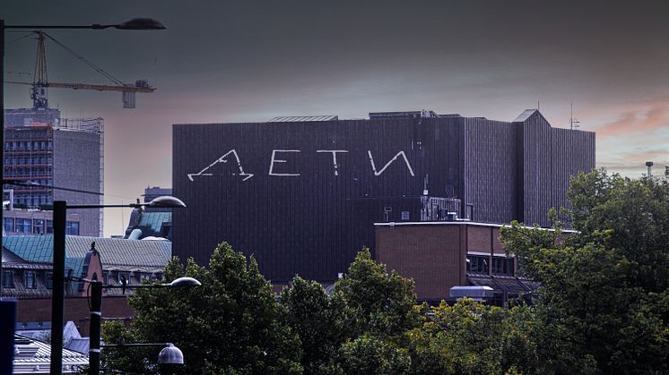 Manipulert foto av scenetårnet på Det Norske Teatret med påskrifta "Barn" på russisk, slik teateret i Mariopul som blei bomba hadde på gateplan. Foto/manipulasjon: Siren Høyland Sæter/Det Norske Teatret.