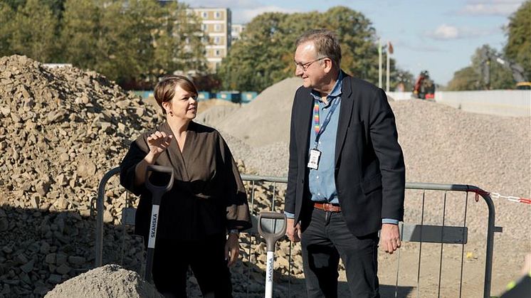 Katrin Stjernfeldt Jammeh, kommunstyrelsens ordförande, och Staffan Andersson, vice VD Skanska Sverige.