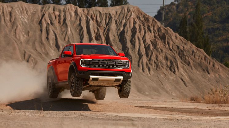 Ford Ranger Raptor nové generace přepisuje pravidla hry v kategorii sportovních off-roadů