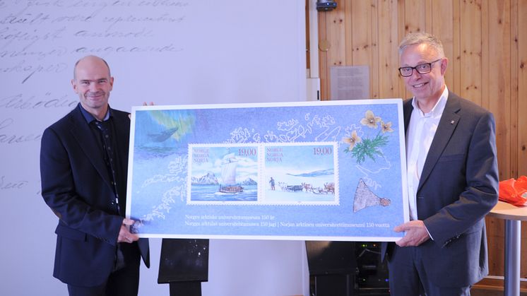 ENDELIG LANSERT: Norges arktiske universitetsmuseum feirer 150 år og hedres med egne frimerker. Her får instituttleder Geir Rudolfsen (t.v.) overrakt frimerkene av frimerkedirektør Halvor Fasting i Posten. Foto: Posten Norge