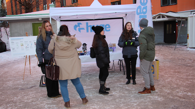 Hanna Stegrud, junior projektledare, och Anna Kellander, ombyggnadskoordinator, på Huge pratar med hyresgäster inför upprustningen av studenthuset i Flemingsberg.