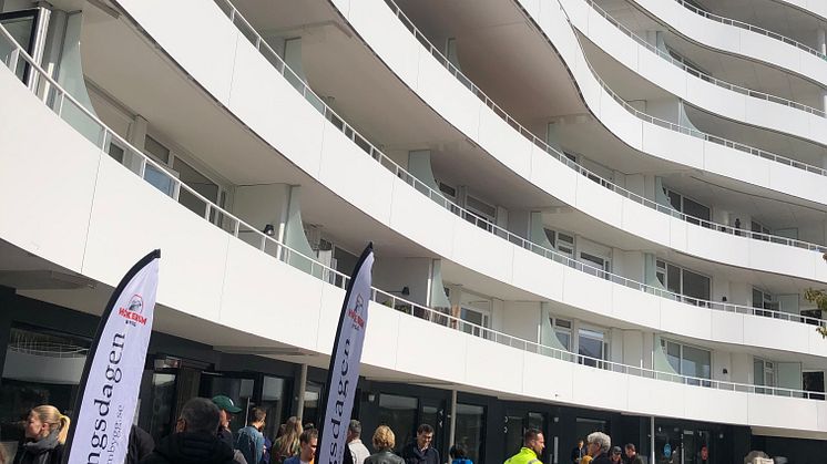 Det hade behövts fler broschyrer  i söndags, Hökerum Bygg hade inte räknat med det stora besöksantalet. 