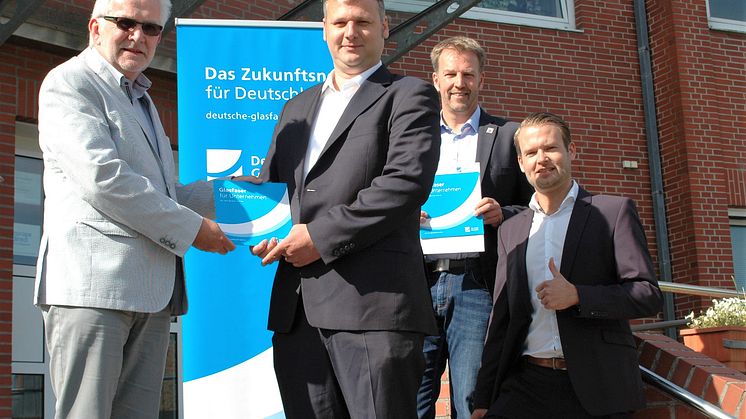 v.l.n.r.: Ulf Voigts (Bürgermeister Gemeinde Beverstedt), Stephan Luerweg (Geschäftskundenberater Deutsche Glasfaser), Guido Dieckmann (Gemeinde Beverstedt), Tjark Hartmann (Projektleiter Deutsche Glasfaser).