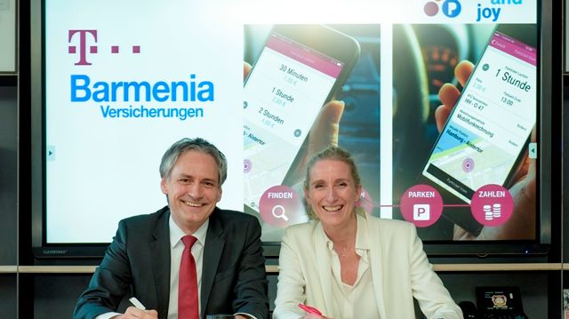 Unterzeichnung des LOI durch Anette Bronder, Mitglied der Geschäftsführung der T-Systems und Frank Lamsfuß, Mitglied der Vorstände der Barmenia Versicherungen