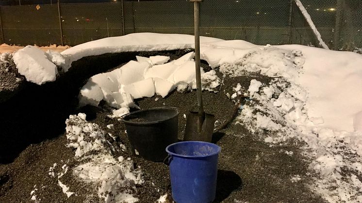 Fastighetsägare kan hämta gratis grus för halkbekämpning utanför sin tomt på ett antal återbruk i Västerås.