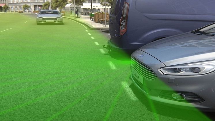 Nye S-MAX med et frontmontert kamera som gir et 180-graders bilde av det som befinner seg foran bilen.