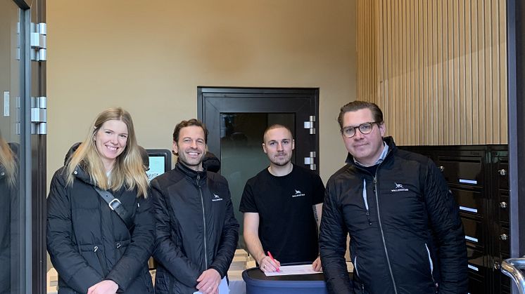 Nu har de första nycklarna delats ut till Wallenstams nybyggnation i Älta centrum. På plats att välkomna de nya hyresgästerna var uthyrare, projektledare och förvaltare från Wallenstam.