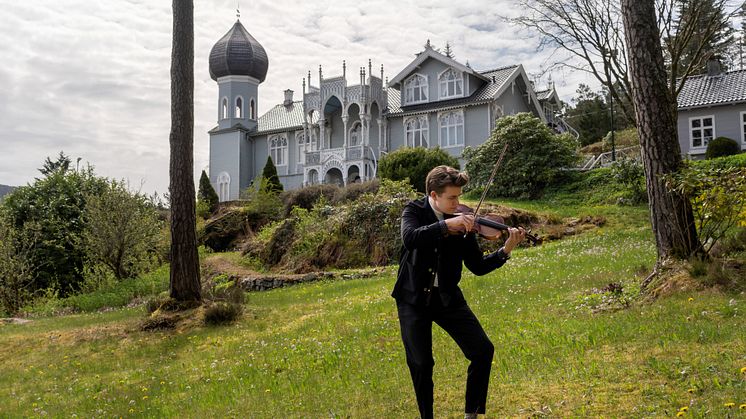 Rasmus Hella Mikkelsen tar publikum med på vandrekonserter på Lysøen i sommer