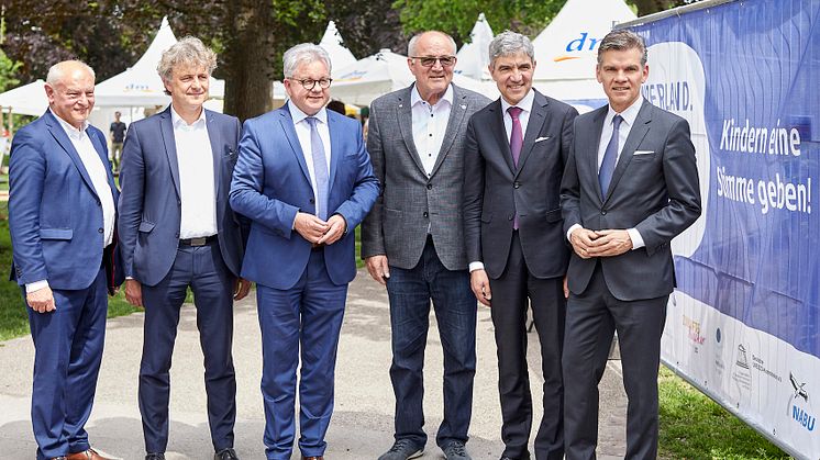 v.l.n.r. MdL Joachim Kössler, Oberbürgermeister Dr. Frank Mentrup, Minister für Justiz und für Europa von Baden-Württemberg Guido Wolf, Präsident des Deutschen Kinderschutzbundes, Bundesverfassungsrichter Stephan Harbarth und MdB Ingo Wellenreuther