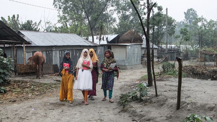 Tack vare den flyttbara skolan har Mim och hennes vänner i Bangladesh floddelta möjlighet att få utbildning.
