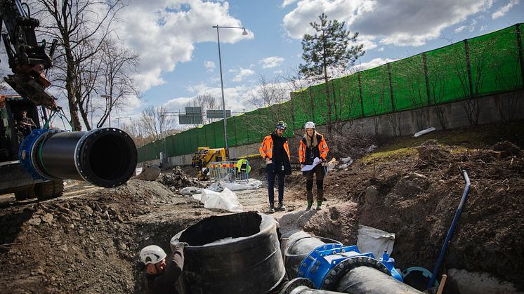 Kretslopp och vatten uppmanar alla göteborgare att spara på vatten i helgen på grund av ett stort inkopplingsarbete. På bilden syns Kretslopp och vattens medarbetare i arbete med en annan dricksvattenledning. Foto: Lo Birgersson.