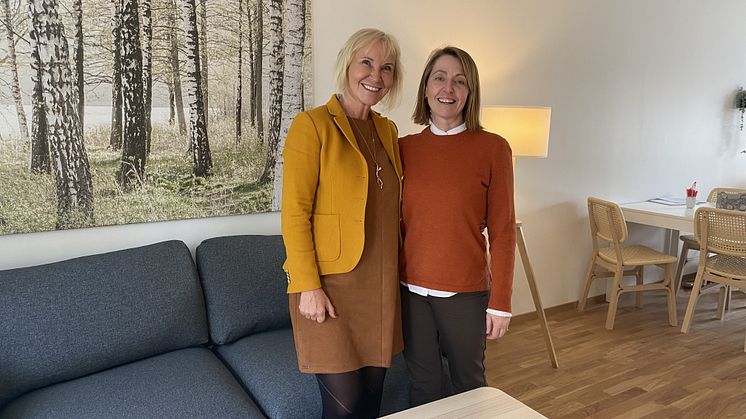 Margareta Josefsson, kundrelationsansvarig och Annette Sverlinger projektchef i bostadsrättsföreningens gemensamhetslokal.