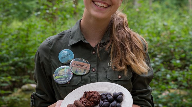 Äventyrare Cassandra med "bajskakorna" som Skånes Djurpark tävlar med i kategorin "bästa innovation matprodukt".