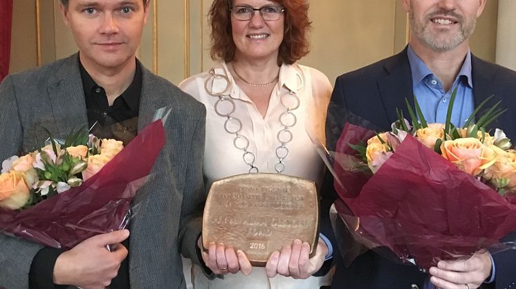 Arkitekt Anders Olausson, prisutdelare och kommunfullmäktiges ordförande Lena Malm och byggaktör, vd på Nötkärnan Christer Andersson.