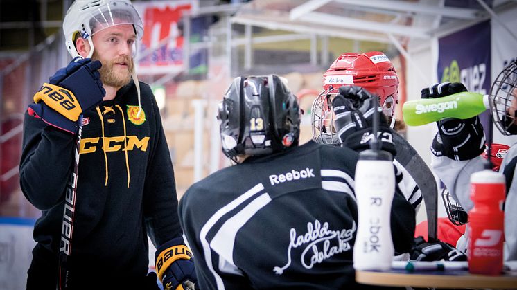 NHL-proffset Mattias Ekholm är en av initiativtagarn till hockeyskolan