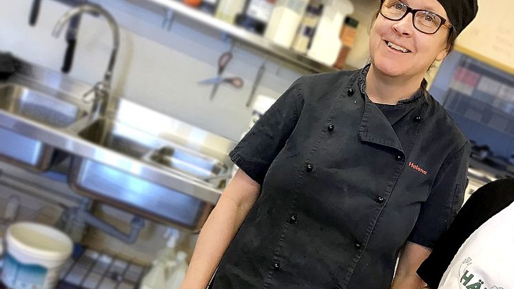 Köksansvarige Helene Ström i köket på Bergåkers skola i Sundsvall.
