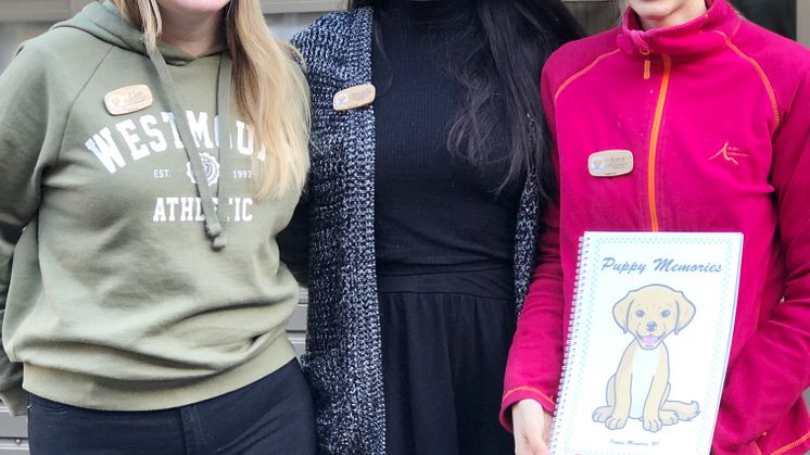 Från vänster; Elin, Amanda och Sara från Realgymnasiet i Uppsala som driver UF-företaget Puppy Memories.