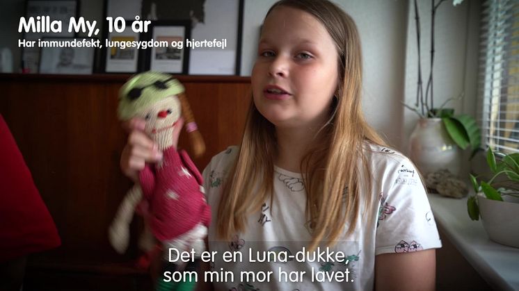 Milla får uventet besøg af sin klovneven