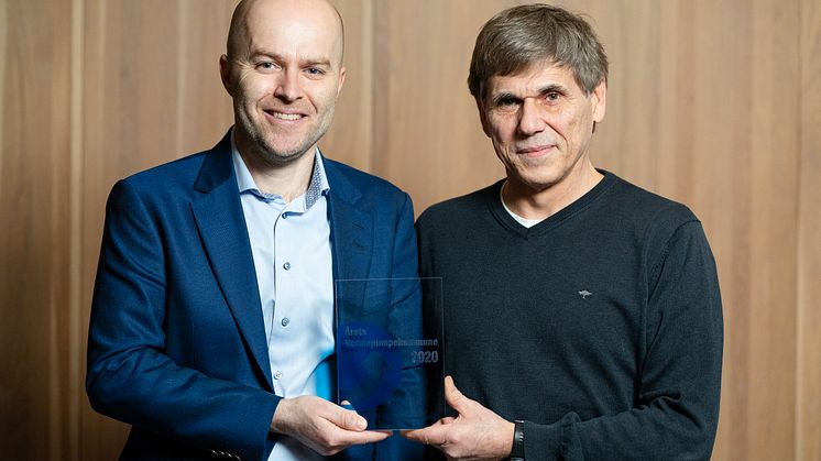 Prisvinner Bjørn Langjordet (til høyre) med Rolf Iver Mytting Hagemoen i Norsk Varmepumpeforening.