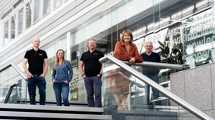 F.v: Driftstekniker Espen Stegaard, driftskoordinator Mette Endsjø, driftssjef Roger Lysaker, eiendomssjef Mette S. Saastad og byggeleder Fred Ivar Bergsbakk i Campus Rosenholm er Årets grønne driftsteam 2021. Foto: Aspelin-Ramm Eiendomsdrift