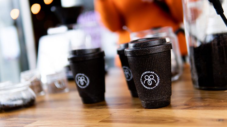 To-go-kopper lavet af minimum 40 % kaffegrums